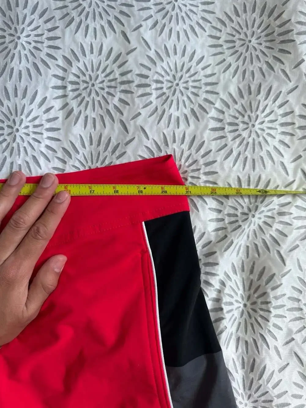 Oakley Men's Regular Fit Boardshorts in Red with Colorblock Detailing Men’s 40